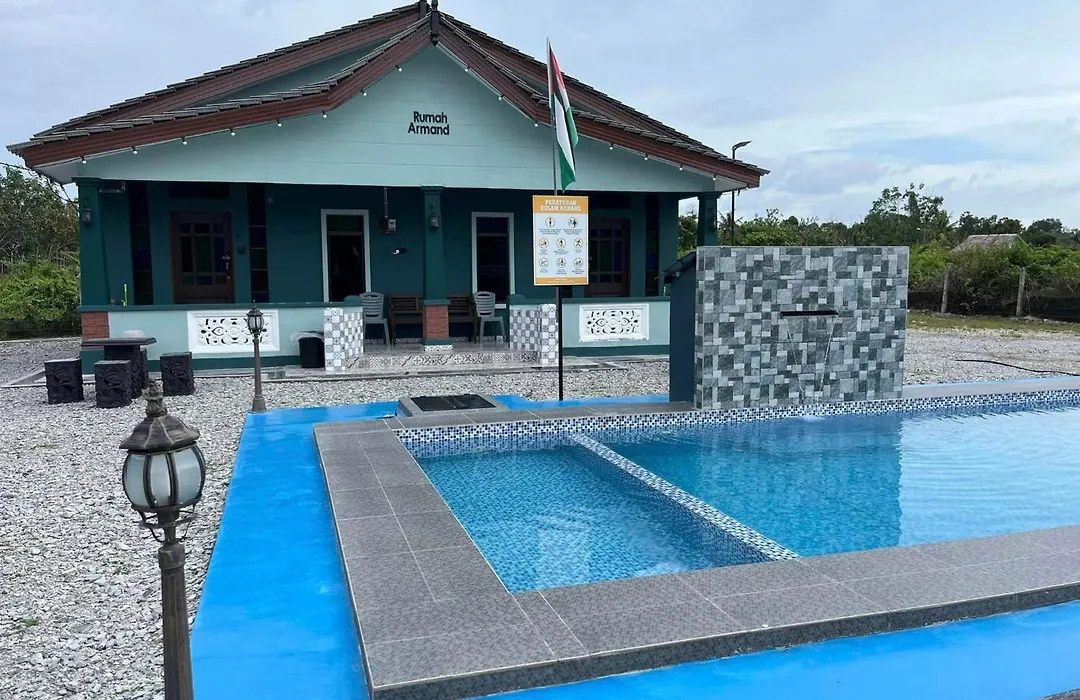 Rumah Armand Private Pool 5 bilik Pengkalan Balak Tg Bidara Masjid Tanah Melaka-1